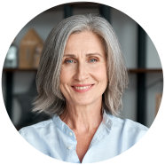 Porträt einer lächelnden Frau mit grauen Haaren | © PflegeBetreuer | unabhängige Pflegeberatung